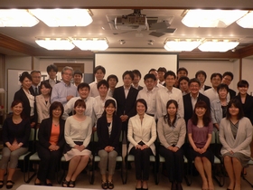 社員と堀木さん.jpg