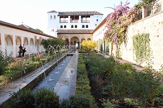 a-aIMG_0128庭園の水路.jpg