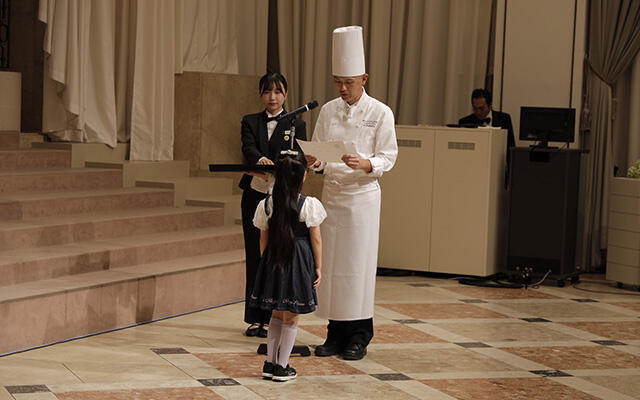 ⑪総料理長から修了証書授与.jpg