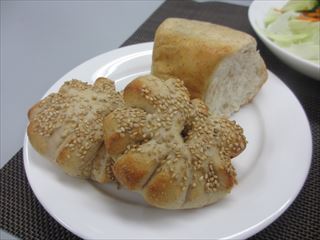 「ホシノ天然酵母パン教室」を開催♪　栗の鍋焼きパン、白花豆の花形あんパン